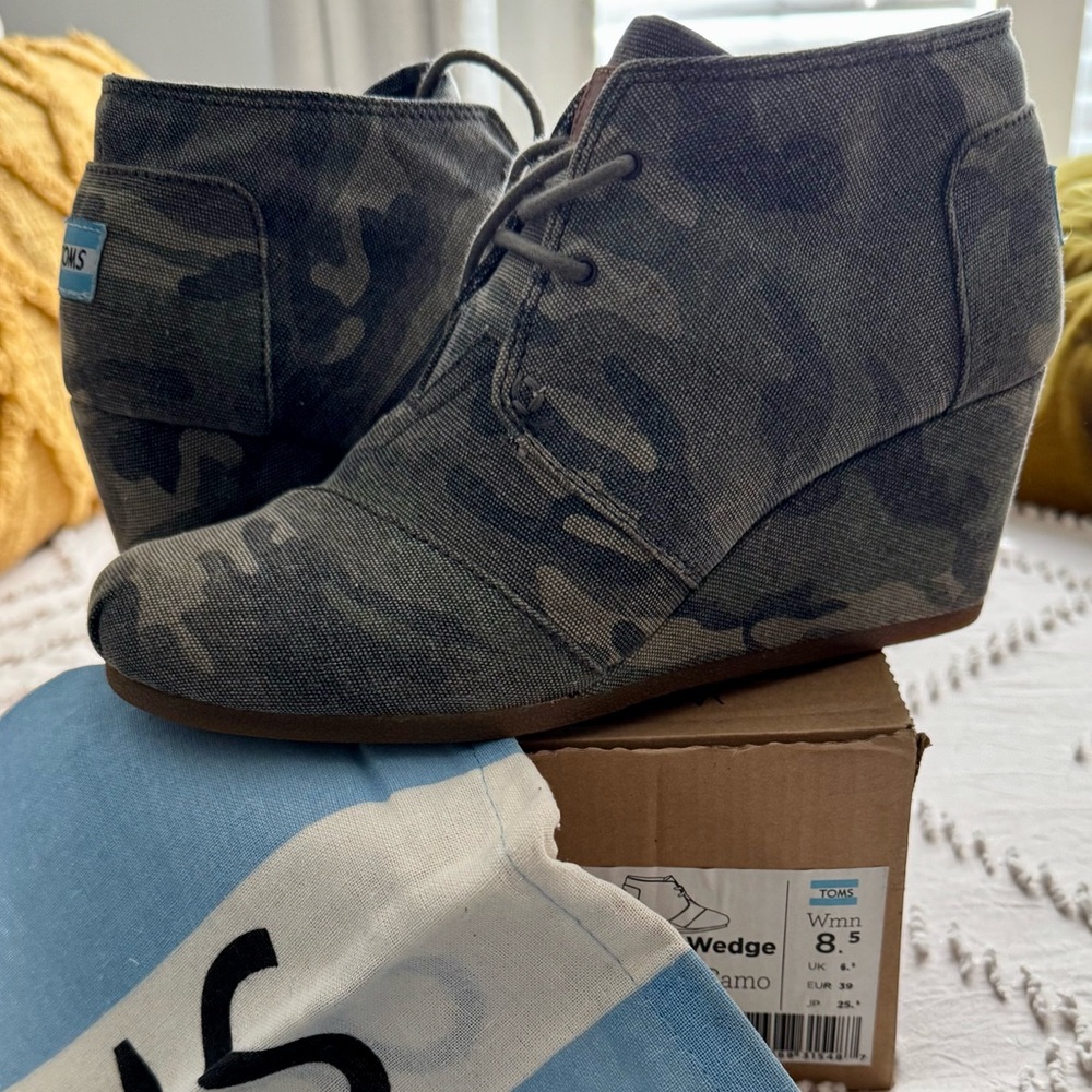 🔥TOMS Desert Wedge Washed Camo Canvas Booties with Dust Bag🔥 LIKE NEW🔥